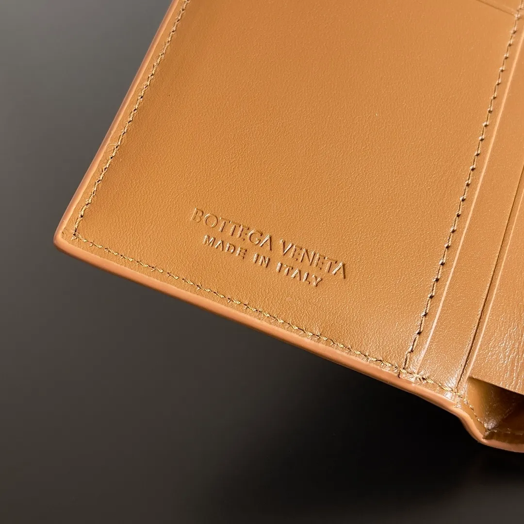 Batch 960 of BOTTEGA VENETA’s new woven small wallets are now shipping! ! ! 🥰🥰Made of carefully selected first-layer sheepskin fabric, this small luxury wallet has an elegant appearance and is also full of practicality. It can store change, driver's license and various cards at the same time. It is so small that it can be put in your pocket and carried with you. It is really convenient [Applause][Applause] Style No.: 667468 Size: 14.5*9.3*2cm